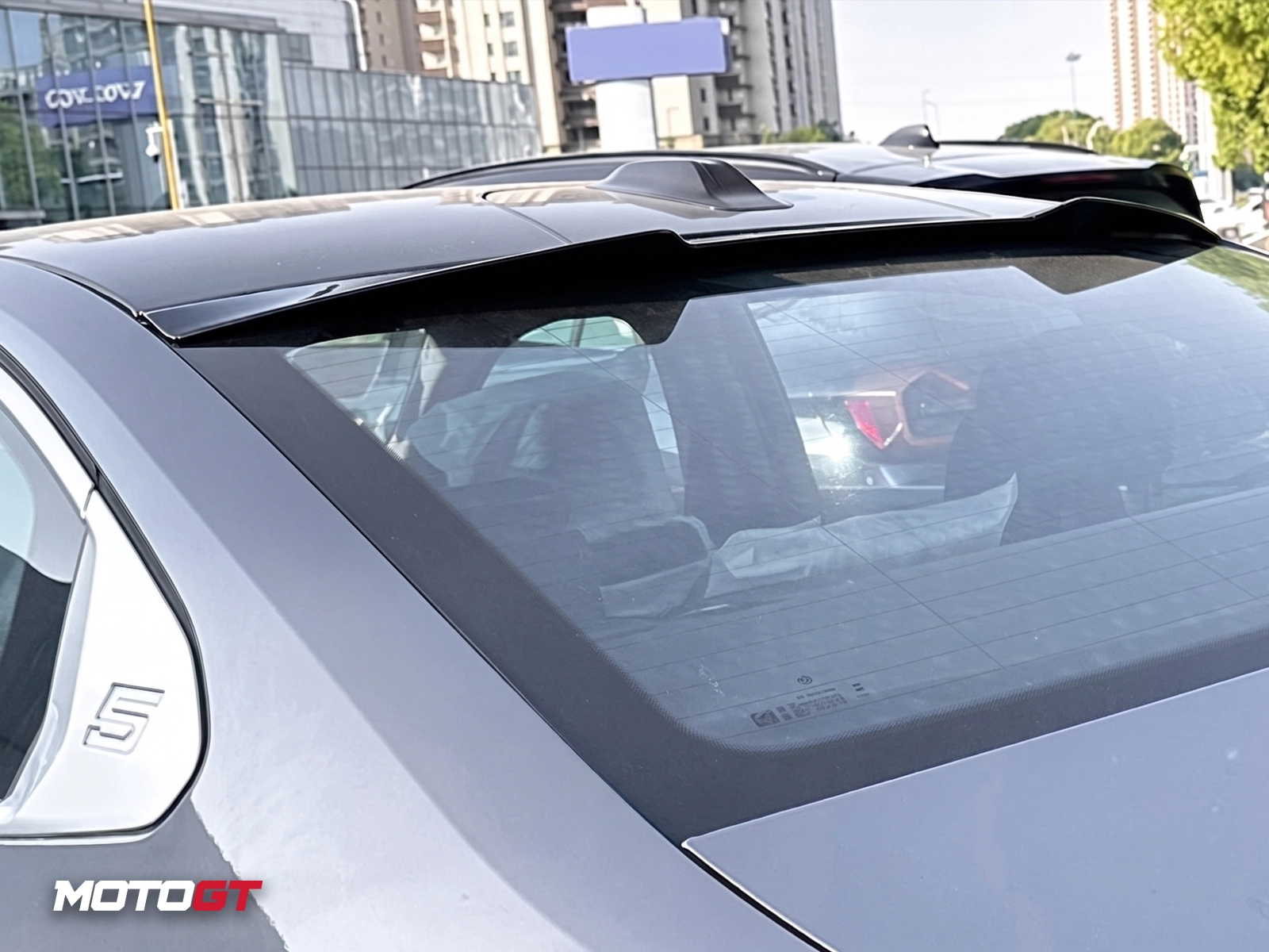 5 SERIES REAR ROOF SPOILER